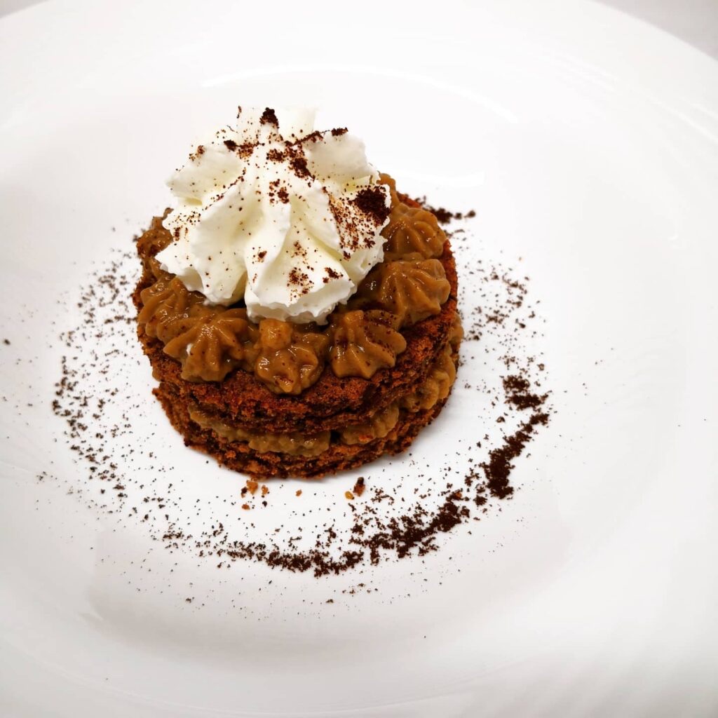 Dessert al cioccolato e crema fotografato da L’Ascensore