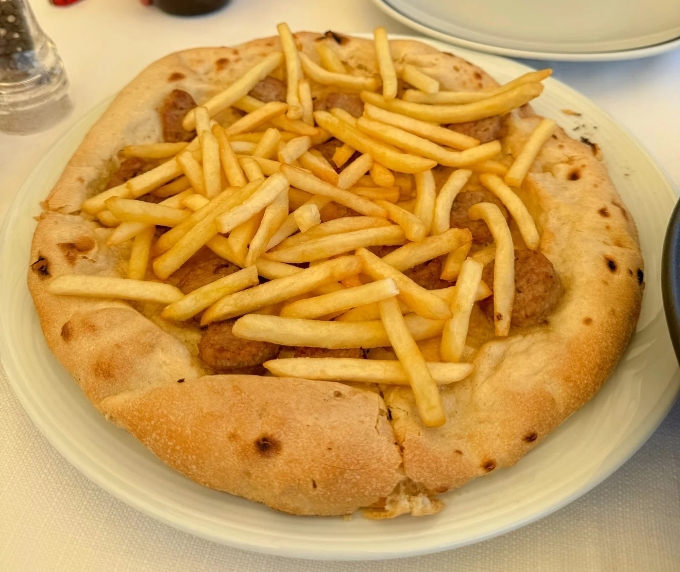 Pizza con patate fritte fotografata a L’Ascensore