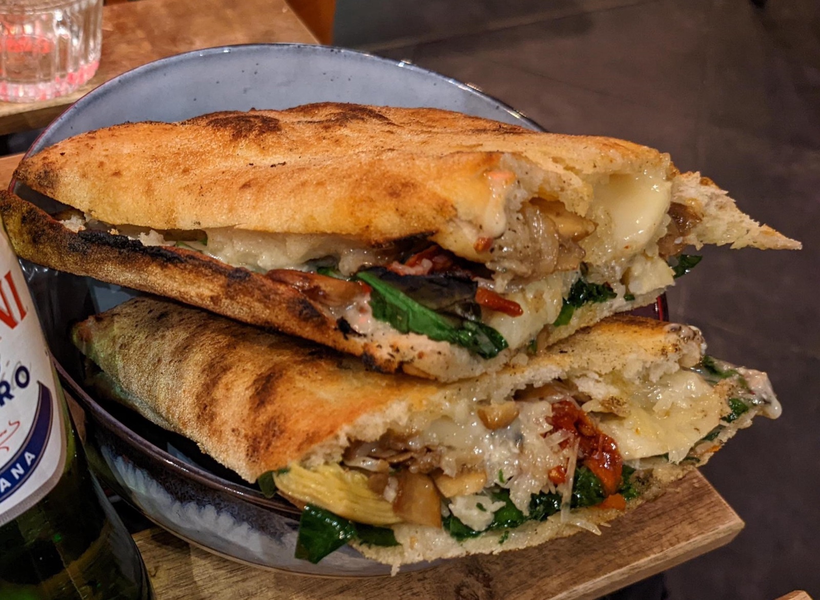Foto illustrativa di un panuozzo con formaggio e verdure